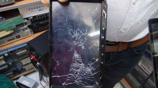 50 Liralık Kumanda İçin Dükkan Basıp, Tamirciyi Dövdüler