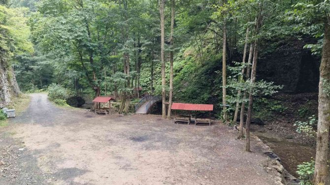 ’Ormanın Yüzüğü’ İsmi Verilen Deliklikaya Şelalesi’nin Çevresi Yeniden Düzenleniyor