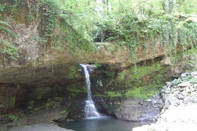 ’Ormanın Yüzüğü’ İsmi Verilen Deliklikaya Şelalesi’nin Çevresi Yeniden Düzenleniyor