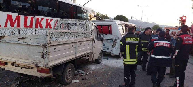 Aydın’da Zincirleme Trafik Kazası 1 Ölü 6 Yaralı