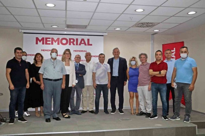 Uzmanlar 1 Yıl Boyunca Konuşamayan Hastayı Örnek Göstererek Uyardı: “Sigaranın Üzerinde Gördüğünüz Tüm Resimler Gerçek”