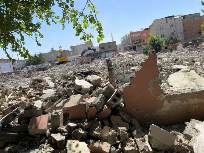 Batman’da Yıkım Kararı Alınan Son Bina Da Yıkıldı
