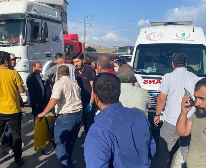 Tatvan’da Feci Kaza: Önce Araç Çarptı Ardından Tırın Altında Kaldı