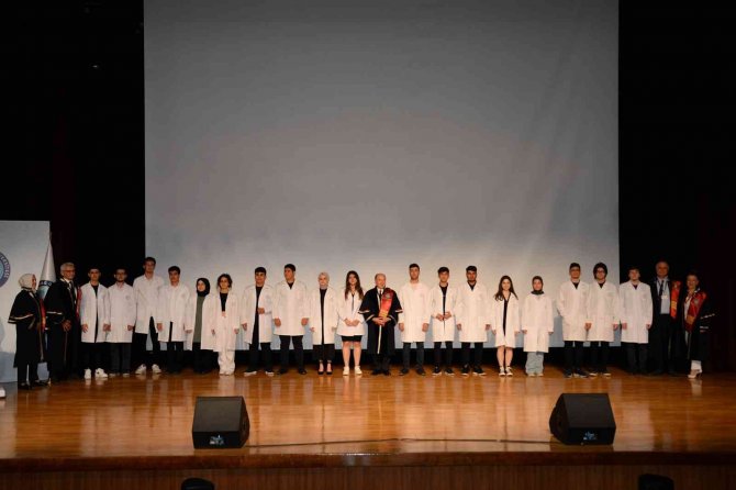 Hekim Adayları Beyaz Önlüklerini Giydi