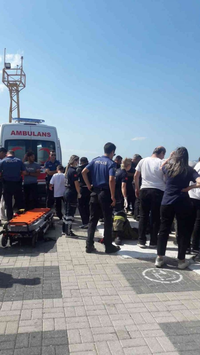 Fırtınada İskeleden Denize Düşen Yaşlı Adam İçin Seferber Oldular