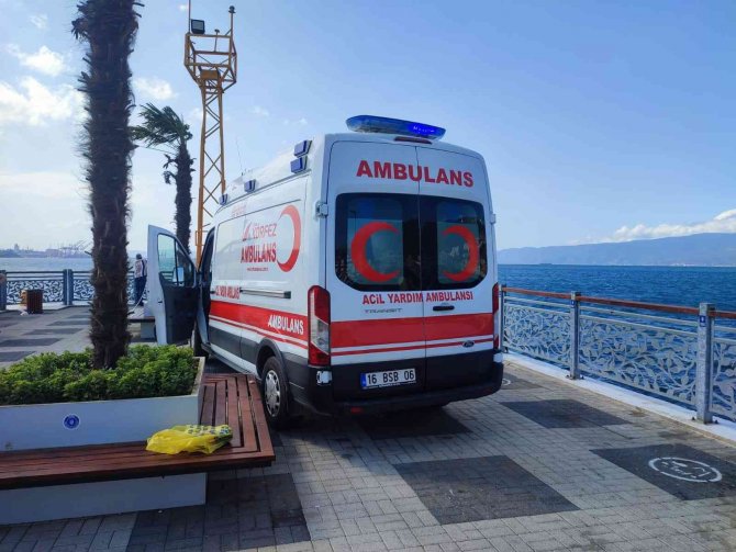 Fırtınada İskeleden Denize Düşen Yaşlı Adam İçin Seferber Oldular