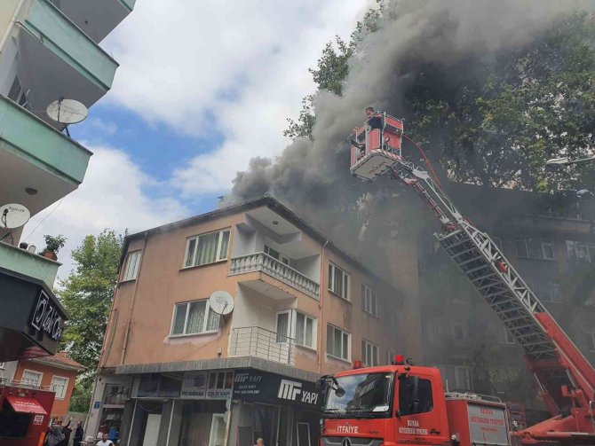 Apartmanın Çatı Katında Yangın
