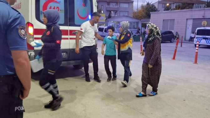 Parkta Salıncağın Zincirine Takılan Çocuğun Parmağı Koptu