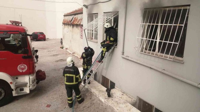 İ̇ş Yerinden Yükselen Dumanlar İtfaiyeyi Harekete Geçirdi