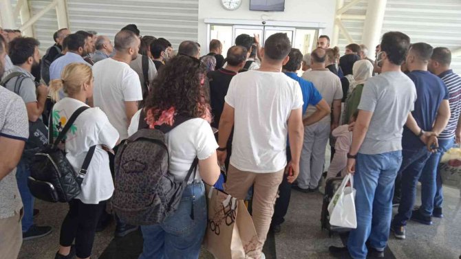 Türk Hava Yolları, Kapı Arızalı Diyerek Yolcuların Bir Kısmını Uçağa Almadı