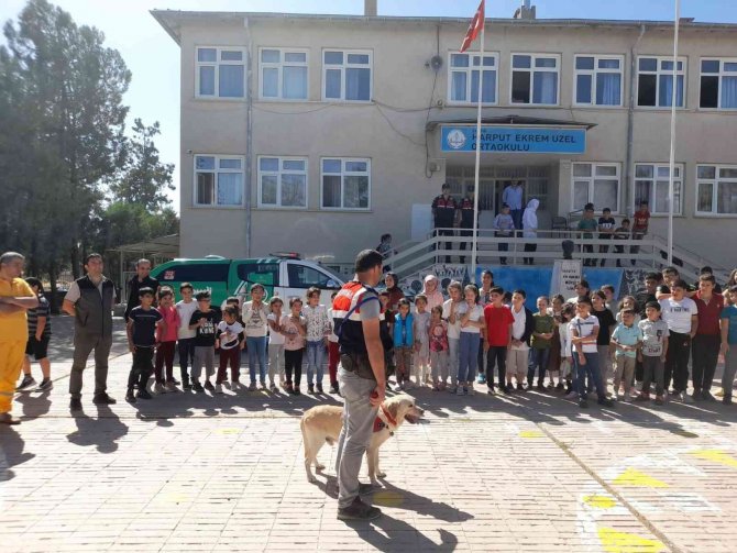Elazığ’da Jandarma Ekipleri Öğrencileri Bilgilendirdi