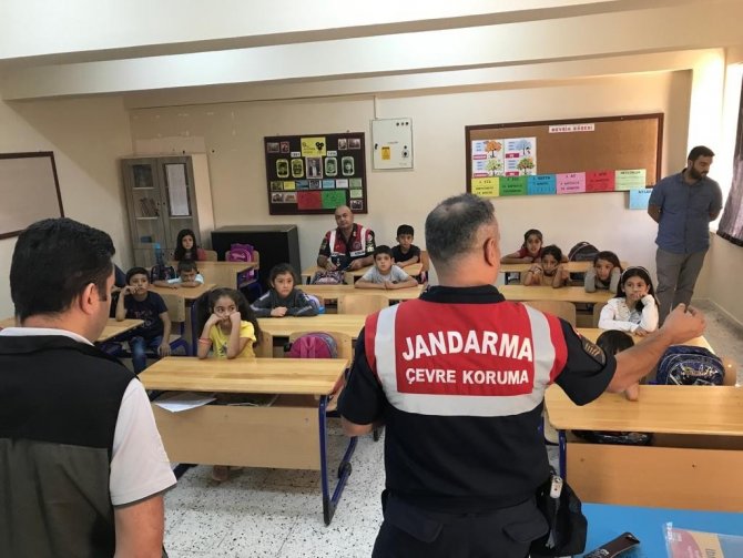 Elazığ’da Jandarma Ekipleri Öğrencileri Bilgilendirdi