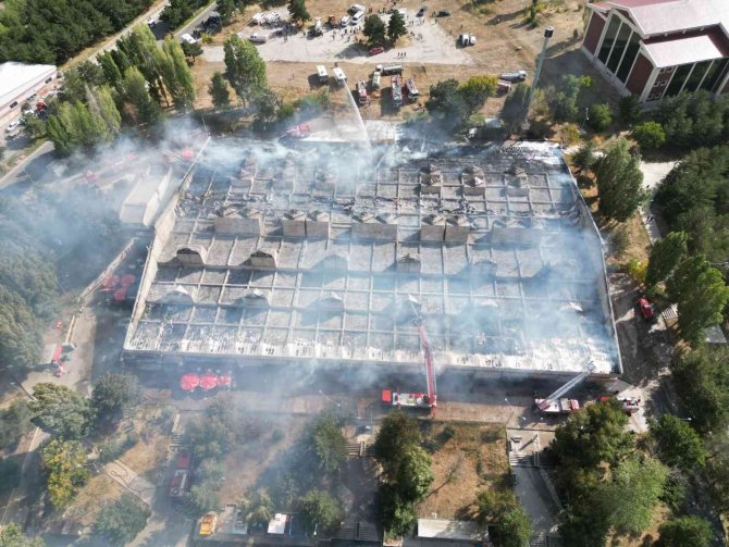 Yemekhanede Çıkan Yangın Kontrol Altına Alındı, Son Durum Havadan Görüntülendi
