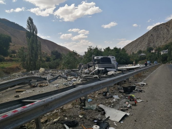 Seyir Halindeki Tır Yola Devrildi Felaket Kazada Şoför Feci Şekilde Hayatını Kaybetti