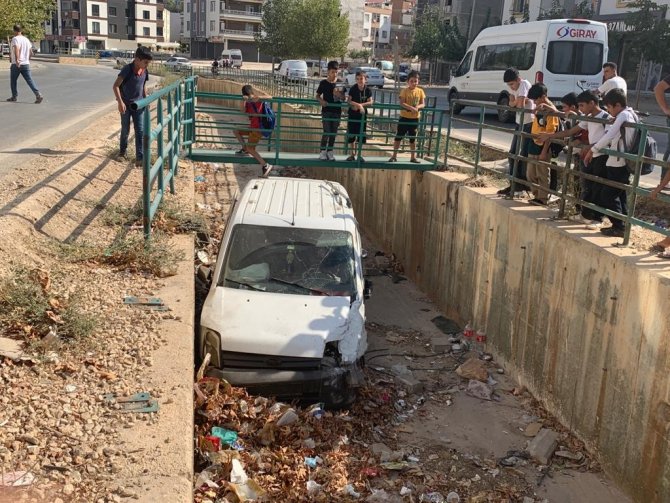 Hafif Ticari Araç Kanala Uçtu: 2 Yaralı