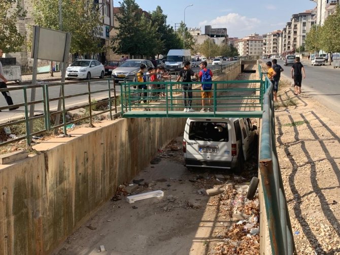 Hafif Ticari Araç Kanala Uçtu: 2 Yaralı