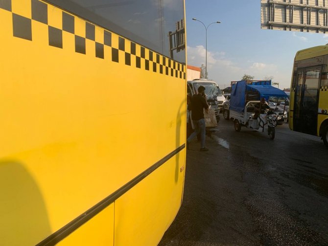 Kamyonet İle Halk Otobüsü Çarpıştı: 1 Yaralı