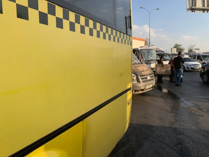 Kamyonet İle Halk Otobüsü Çarpıştı: 1 Yaralı