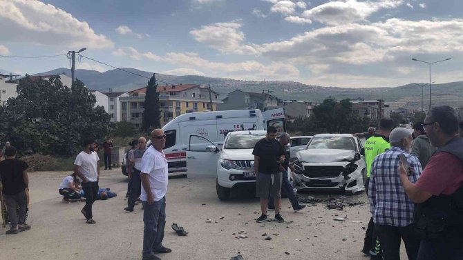 Gemlik’te Meydana Gelen Trafik Kazasında 3 Kişi Yaralandı