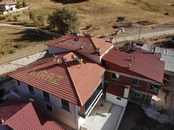 Bu Köydekiler Sevdiklerinin İsimlerini Çatılara Yazıyor