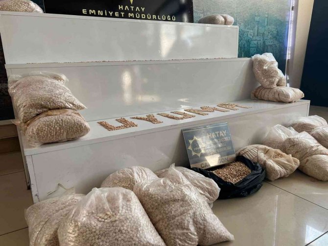 Hatay’da Polisten Kaçan Araçtan 450 Bin Adet Uyuşturucu Hap Ele Geçirildi
