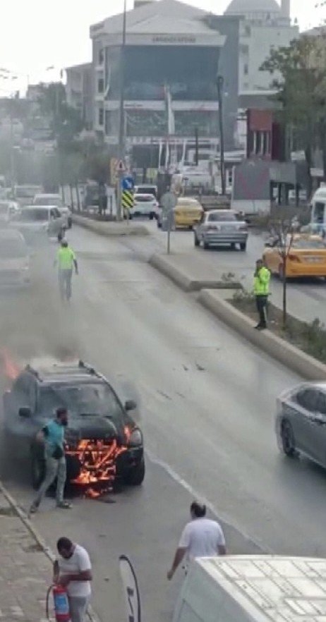 Ümraniye’de Cinnet Getiren Şahıs Aracını Ateşe Verdi: 1 Ölü, 3 Yaralı