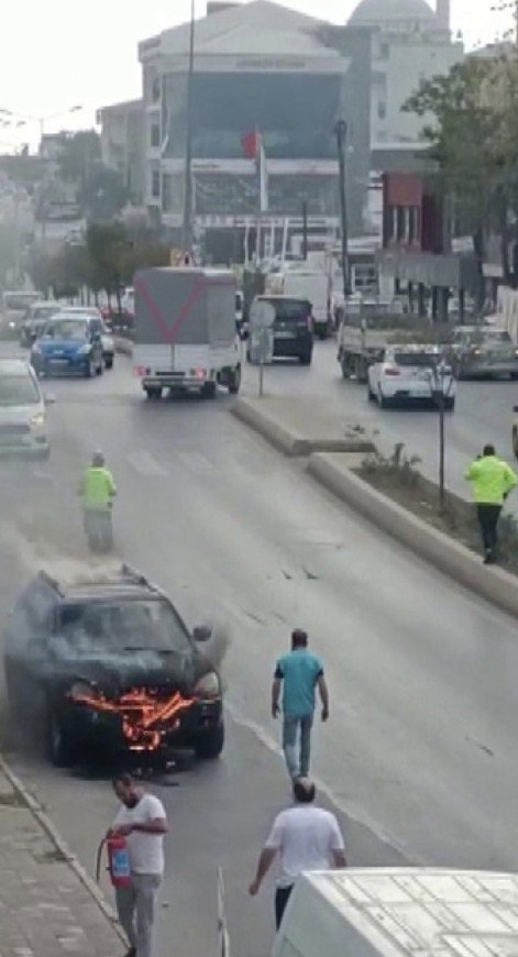 Ümraniye’de Cinnet Getiren Şahıs Aracını Ateşe Verdi: 1 Ölü, 3 Yaralı
