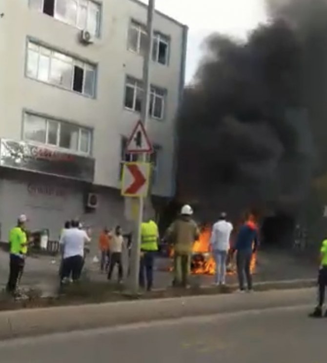 Ümraniye’de Cinnet Getiren Şahıs Aracını Ateşe Verdi: 1 Ölü, 3 Yaralı