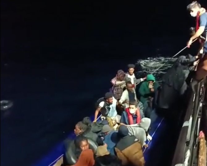İ̇zmir Açıklarında 66 Göçmen Kurtarıldı, 37 Göçmen Yakalandı