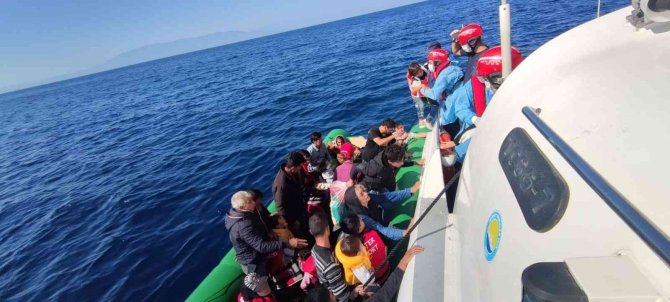 İ̇zmir Açıklarında 66 Göçmen Kurtarıldı, 37 Göçmen Yakalandı
