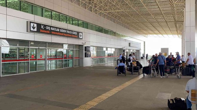 Türk Hava Yolları, Kapı Arızalı Diyerek Yolcuların Bir Kısmını Uçağa Almadı