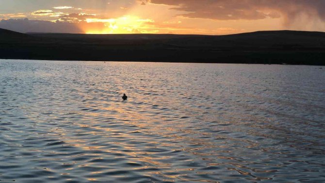 Kars’ta Gün Batımında Gökyüzü Kızıla Büründü