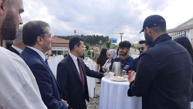 Yeni Akademik Yıl Başladı, Öğrencileri Rektör Topal Karşıladı