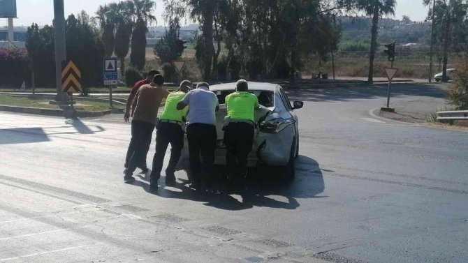 Kırmızı Işıkta Bekleyen Araçlara Tur Midibüsü Çarptı, Bir Araç Hurdaya Döndü