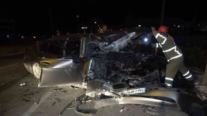 Eds Direğine Çarpan Lüks Otomobil Hurdaya Döndü, Sürücü Ağır Yaralandı