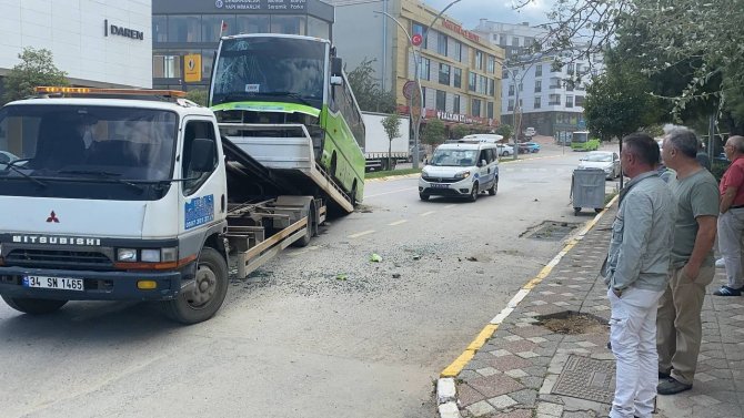 Seyir Halindeyken Lastiği Patlayan Halk Otobüsü, Park Halindeki Servise Çarptı: 3 Yaralı