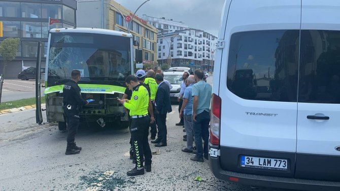 Seyir Halindeyken Lastiği Patlayan Halk Otobüsü, Park Halindeki Servise Çarptı: 3 Yaralı