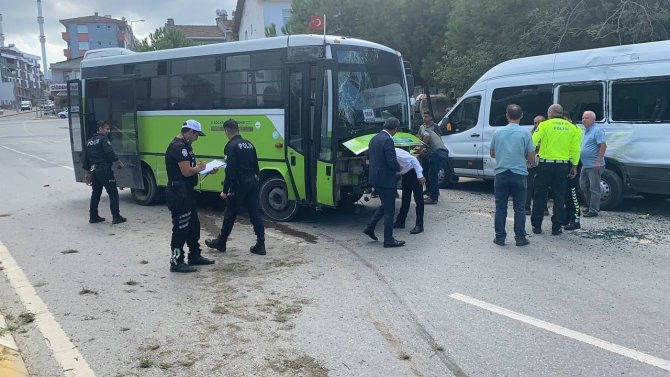 Seyir Halindeyken Lastiği Patlayan Halk Otobüsü, Park Halindeki Servise Çarptı: 3 Yaralı