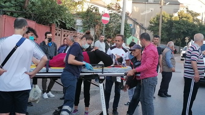 Yolun Karşısına Geçmeye Çalışan Kadına Otomobil Çarptı