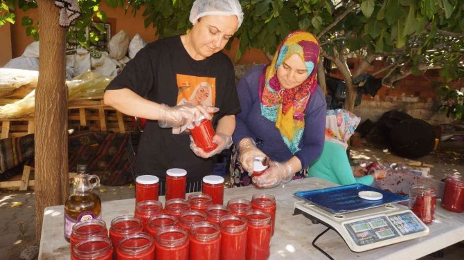 Sarıgöllü Kadınların El Emeği Ürünlerine Talep Yağıyor