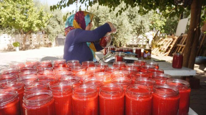 Sarıgöllü Kadınların El Emeği Ürünlerine Talep Yağıyor