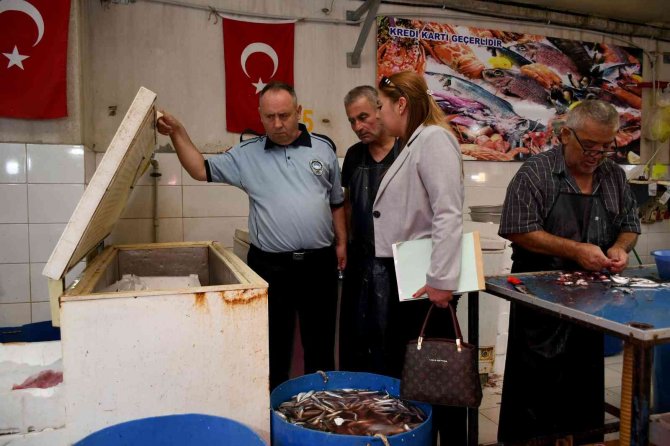 Kuşadası’nda Balık Tezgahları Halk Sağlığına Uygun