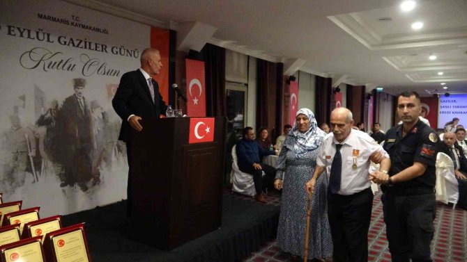 Marmaris Kaymakamı Aksoy’dan Gazilere Plaket