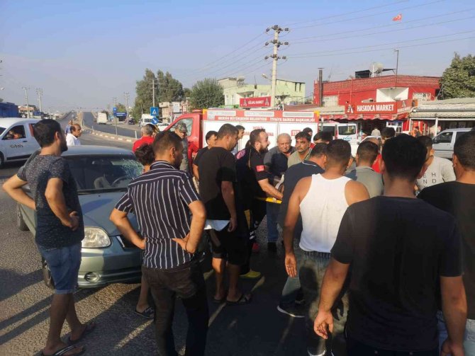 Tarsus’ta Otomobille Çarpışan Motosikletli Yaralandı