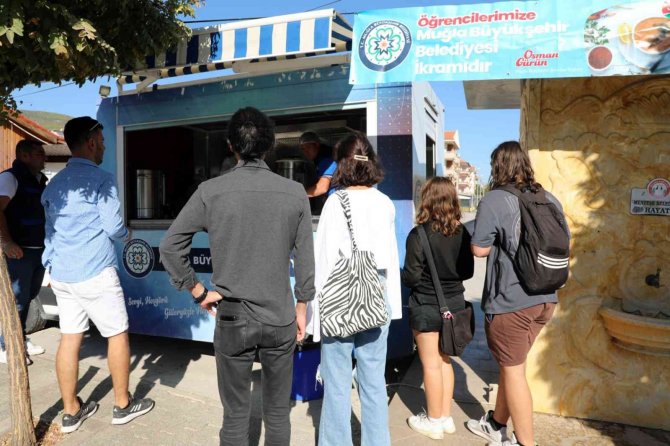 Büyükşehir, Öğrencilere Çorba Dağıtımına Başladı