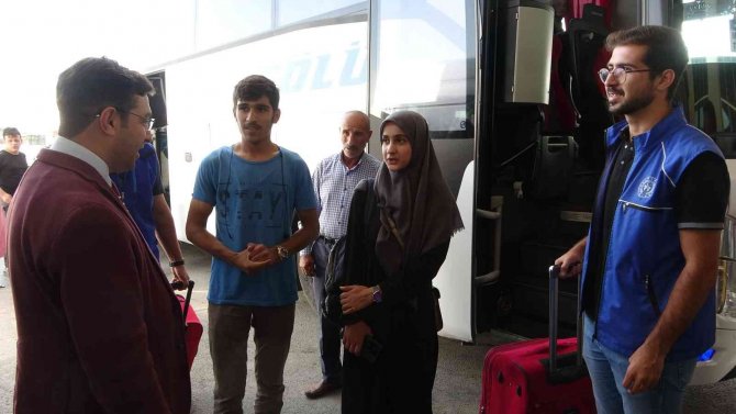 Kyk’da Barınacak Üniversite Öğrencileri Otogar Ve Havalimanında Karşılanarak Yurtlara Yerleştiriliyor