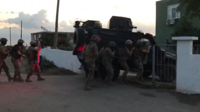 Samsun’da 15 Kişinin Gözaltına Alındığı Suç Örgütü Operasyonu Polis Kamerasında