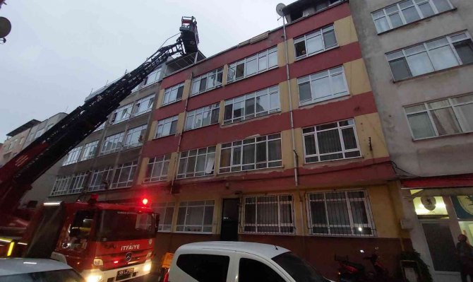 Polis Silahla Yaralama Şüphelisini Binanın Çatısında Yakaladı