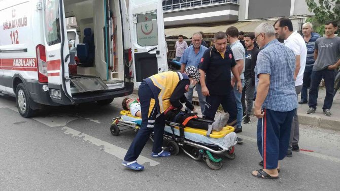 Yaya Geçidinden Geçen Motosiklete Hafif Ticari Araç Çarptı: 1 Yaralı