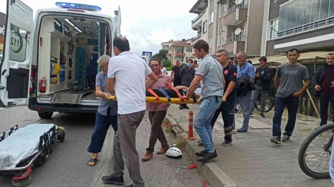 Yaya Geçidinden Geçen Motosiklete Hafif Ticari Araç Çarptı: 1 Yaralı
